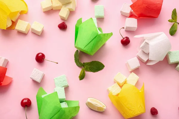 Saborosos Marshmallows Doces Frutas Hortelã Fundo Cor — Fotografia de Stock