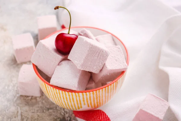 Tigela Com Saborosos Marshmallows Doces Cereja Fundo Leve — Fotografia de Stock