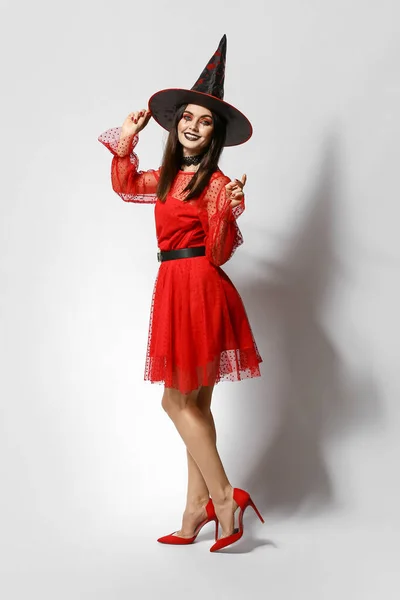Mooie Vrouw Verkleed Als Heks Voor Halloween Lichte Achtergrond — Stockfoto