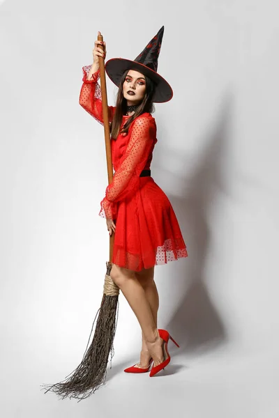 Hermosa Mujer Vestida Bruja Para Halloween Sobre Fondo Claro — Foto de Stock