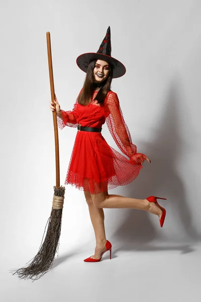 Hermosa Mujer Vestida Bruja Para Halloween Sobre Fondo Claro —  Fotos de Stock