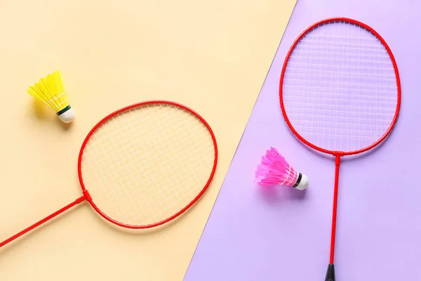 Badminton Raquetes Shuttlecocks Fundo Cor — Fotografia de Stock