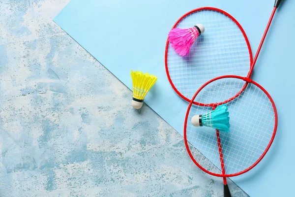 Badmintonschläger Und Federbälle Auf Farbigem Hintergrund — Stockfoto