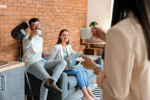 Pessoas Que Fazem Coffee Break Escritório — Fotografia de Stock