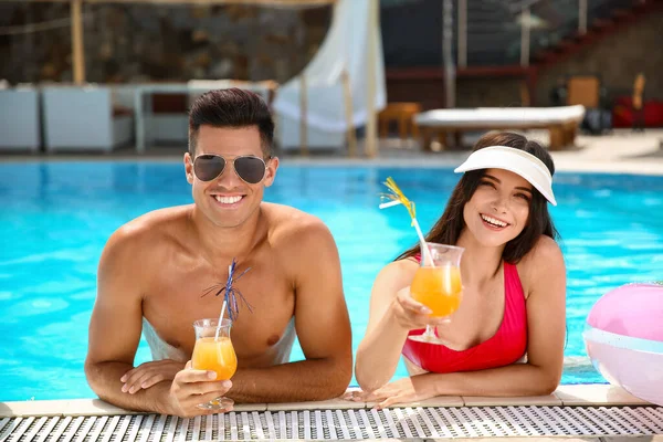 Young Couple Cocktails Swimming Pool — Stock Photo, Image