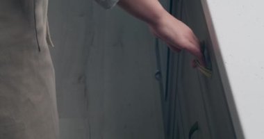 Mutfak çekmecesinden bıçak alan kadın, yakın plan.