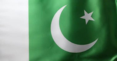 Arka planda Pakistan bayrağı sallanıyor