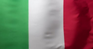 Arka planda sallanan İtalya bayrağı