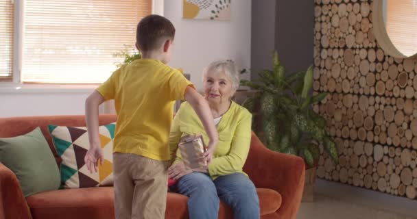 Pequeño Niño Dando Regalo Abuela Casa — Vídeos de Stock