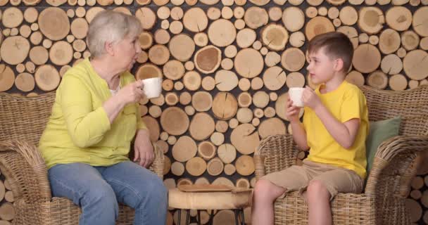 Niño Abuela Tomando Casa — Vídeos de Stock