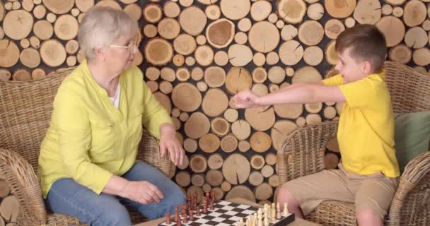 小男孩和他的祖母在家里下棋 — 图库视频影像