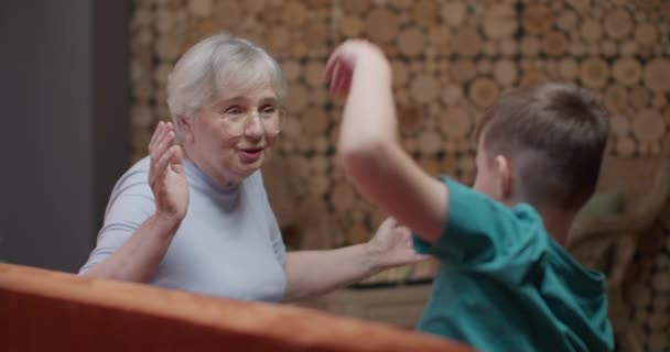 Niño Abuela Hablando Casa — Vídeos de Stock