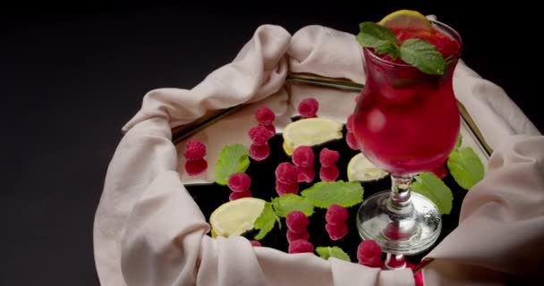 Лоток Склянкою Свіжого Лимонаду Малини Темному Фоні — стокове відео