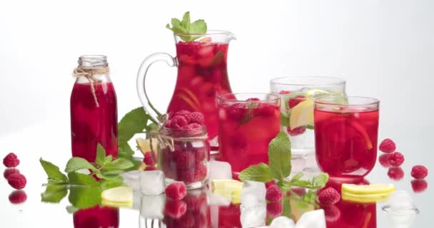 Скляний Посуд Свіжого Лимонаду Інгредієнтів Білому Тлі — стокове відео