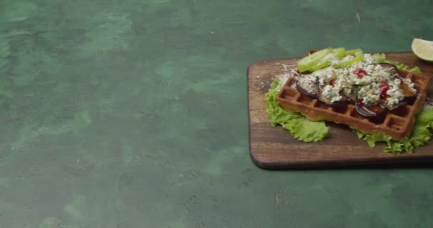 Chef Memeras Lemon Dengan Wafel Segar Dengan Sayuran Dan Keju — Stok Video