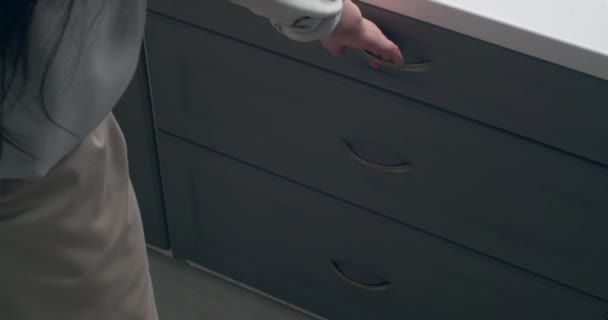 Женщина Кладет Ложки Кухонный Ящик — стоковое видео