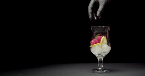 Bartender Gör Välsmakande Hallon Lemonad Mörk Bakgrund — Stockvideo