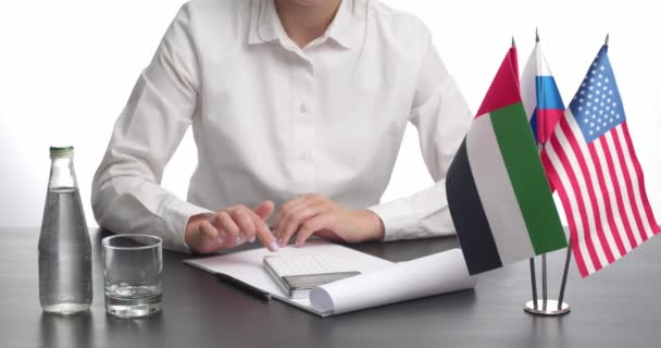 Mulher Com Calculadora Mesa Conferência Durante Reunião Negócios — Vídeo de Stock