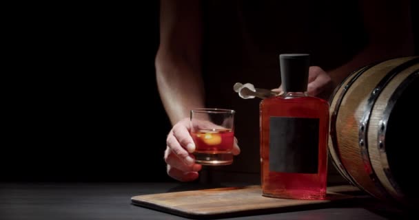 Hombre Dejando Caer Hielo Vaso Aperol Poniéndolo Mesa — Vídeo de stock