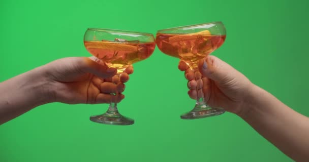 Mulheres Batendo Copos Saborosos Coquetéis Aperol Spritz Fundo Cor — Vídeo de Stock