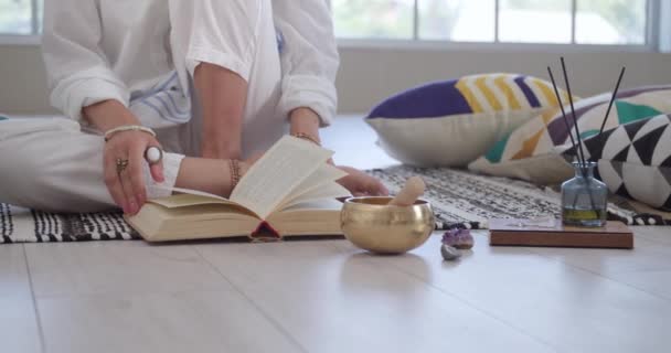 Mujer Joven Con Libro Cuenco Canto Tibetano Piedras Preciosas Aura — Vídeo de stock