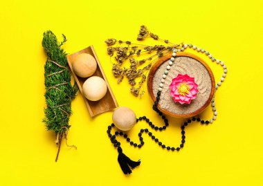 Masaj topları, aura temizleme için şifalı bitkiler ve arkaplandaki dua boncukları