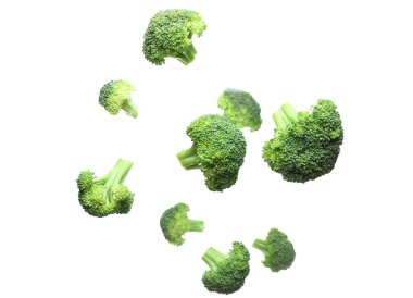 Beyaz arkaplanda uçan brokoli