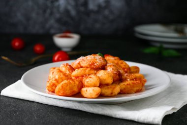 Koyu tabakta domates soslu lezzetli gnocchi.