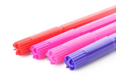 Beyaz arkaplanda renkli keçeli kalemler