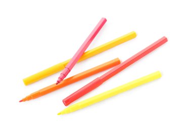 Beyaz arkaplanda renkli keçeli kalemler