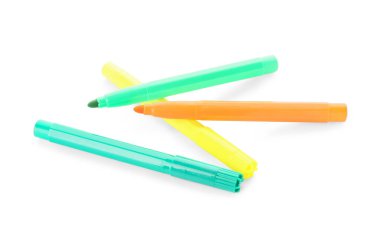 Beyaz arkaplanda renkli keçeli kalemler