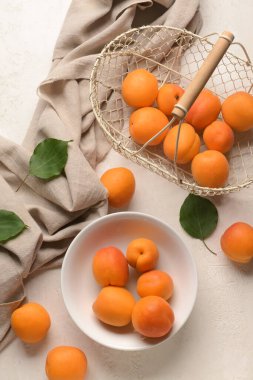 Hafif arka planda lezzetli olgun kayısılar.