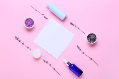 Kozmetik ürünleri, boş kağıt ve renk arkaplan üzerinde lavanta çiçekleri bileşimi