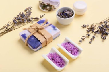 Renkli arka planda kozmetik ürünleri ve lavanta çiçekleriyle kompozisyon