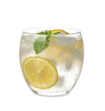 Beyaz arka planda bir bardak soğuk cin tonik.