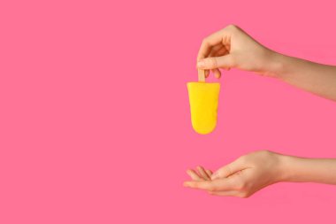 Lezzetli ananaslı kadın elleri renk arkaplanda buzlu dondurma