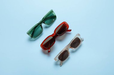 Renkli arka planda şık kadın gözlükleri