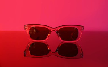 Renkli arka planda şık kadın gözlükleri