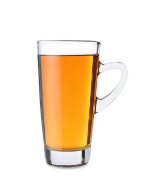 Beyaz arka planda bir bardak lezzetli elma suyu