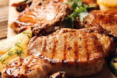 Lezzetli domuz bifteği olan bir masa, yakın plan.