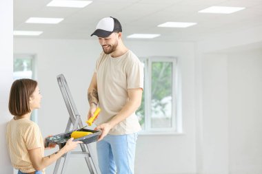 Genç çift yeni evlerinde tamirat yapıyor.