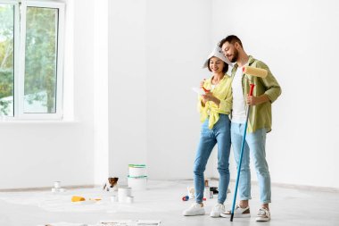 Palet örnekleriyle genç bir çift yeni evlerinin tasarımını planlıyorlar.