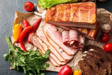 Esmer arka planda lezzetli tütsülenmiş pastırma kompozisyonu