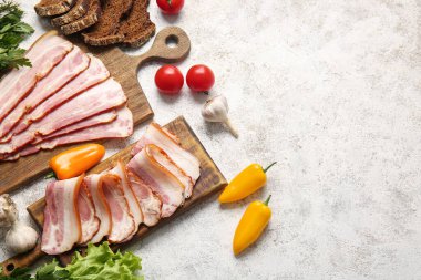 Hafif arka planda lezzetli tütsülenmiş pastırma dilimleri ile kompozisyon