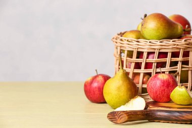 Masada olgun meyvelerle dolu bir sepet.