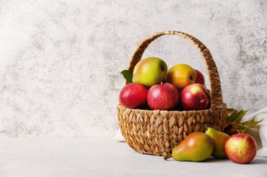 Olgun armutlu sepet ve hafif armutlu elmalar.