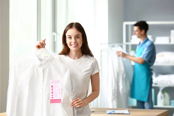 Jonge Vrouw Met Schone Kleren Bij Moderne Stomerij — Stockfoto