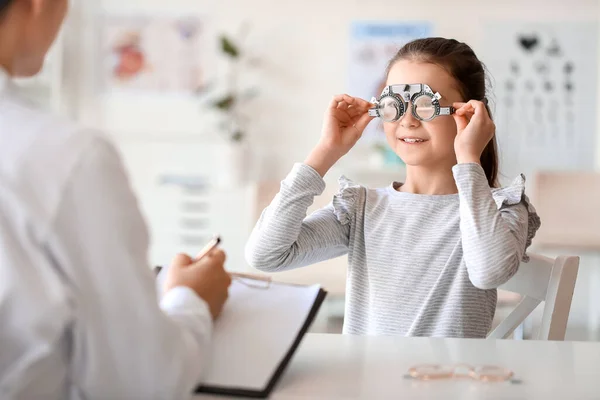 Little Girl Undergoing Eye Test Clinic — Stock Photo, Image