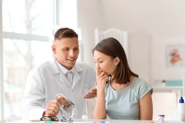 Young Woman Putting Contact Lenses Ophthalmologist Office — Stock Photo, Image