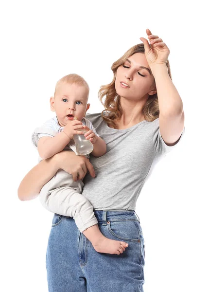 Cansada Joven Madre Dando Agua Lindo Bebé Sobre Fondo Blanco — Foto de Stock